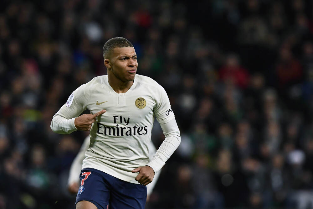 一波女性涌向男装区挑新年战袍，图啥？